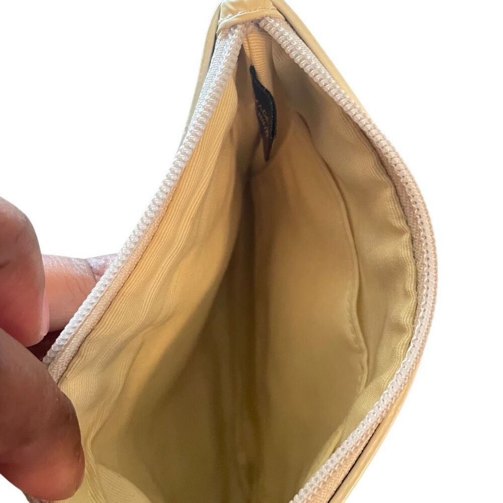 Coach Patent Leather Wristlet Bone Creme Classic Coin Purse Wallet Accessory - Picture 3 of 9